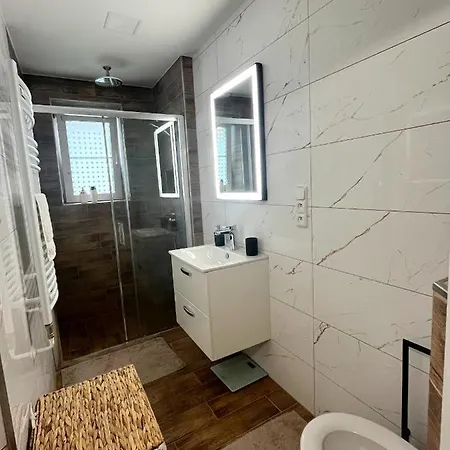 Lejlighed Zcela Zarizeny Byt Ve Vrbne Pod Pradedem, Fully Furnished Flat In *